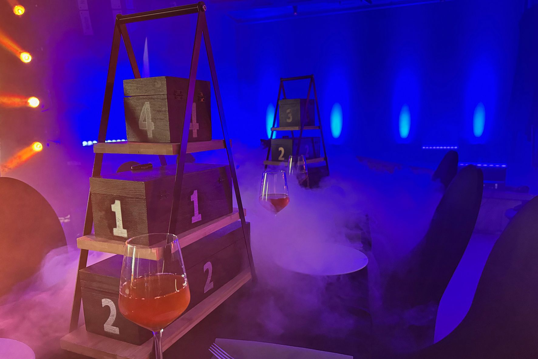 Partybeleuchtung mit Bühne und Rauch